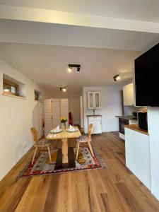 a living room with a table and chairs and a kitchen at Latina, Brixental Tirol, Okt-Dez minus 20 Prozent!!! in Westendorf