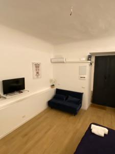 A television and/or entertainment centre at Casa accanto teatro