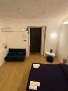 A bed or beds in a room at Casa accanto teatro
