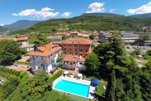 vista aerea su una villa con piscina di Hotel Sant'Ilario a Rovereto