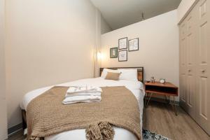 Ένα ή περισσότερα κρεβάτια σε δωμάτιο στο McCormick 2br/2ba Oasis with optional Parking, Patio, Gym for up to 6 guests