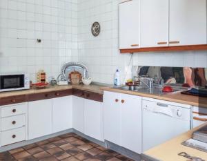 - une cuisine avec des placards blancs et un évier dans l'établissement Apartamento Cádiz Capital, à Cadix