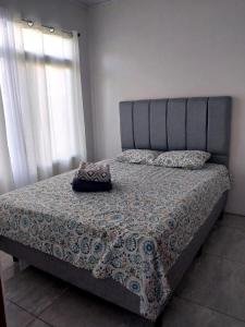 a bed with a purse sitting on top of it at Arenal Vistas del Paraiso in Nuevo Arenal