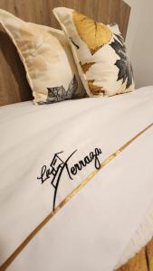 un lit avec les mots manger la mémoire écrite sur lui dans l'établissement La Terraza departamentos 401, à Cuenca