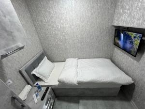 TV a/nebo společenská místnost v ubytování ReveL HoteL