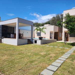 widok na podwórko domu w obiekcie Casa de Praia - Guriri w mieście São Mateus