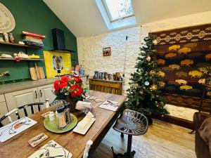 Collinstown的住宿－The Milking Parlour，厨房配有桌子和圣诞树