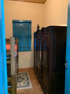 - une chambre avec une armoire en bois et une fenêtre dans l'établissement Sítio Santo Antônio, à Socorro