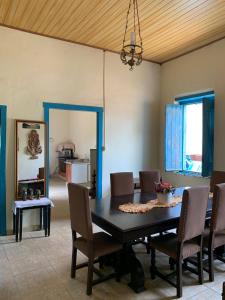 - une salle à manger avec une table et des chaises dans l'établissement Sítio Santo Antônio, à Socorro