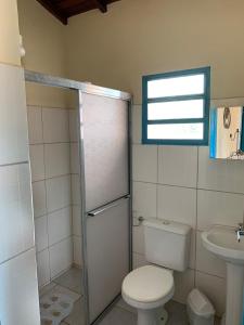 La salle de bains est pourvue de toilettes et d'un lavabo. dans l'établissement Sítio Santo Antônio, à Socorro