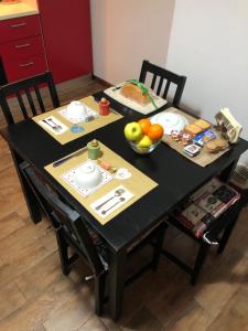 un tavolo con due sedie e un tavolo con il cibo sopra di De L’Abbazia a Sulmona