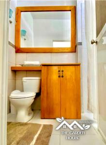 a bathroom with a toilet and a mirror at Villa familiar Pedro Vicente Maldonado in Pedro Vicente Maldonado
