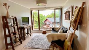 uma sala de estar com um sofá e uma grande janela em Vista al lago y excelente ubicación: hermoso depto em Puerto Varas