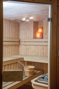un interior de una sauna con un tazón dentro en Willa Litworówka, en Biały Dunajec