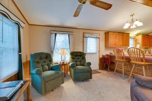 sala de estar con 2 sillas y cocina en Cozy Lakemont Getaway, 11 Mi to Watkins Glen!, 
