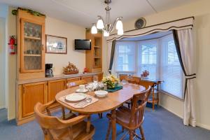una sala da pranzo con tavolo e sedie in legno di Quaint Lakemont Retreat Near Seneca Lake! 
