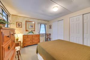 una camera con letto, cassettiera e finestra di Quaint Lakemont Retreat Near Seneca Lake! 