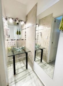 Baño con 2 lavabos y espejo en Hotel Boutique en Mina Clavero