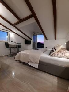 1 dormitorio con cama y escritorio con ventana en Apartments Prpić 1,Senj, en Senj