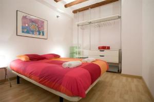 1 dormitorio con 1 cama grande con sábanas rojas en AB Centric Barcelona, en Barcelona