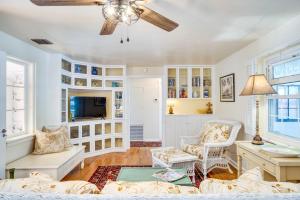 Μια τηλεόραση ή/και κέντρο ψυχαγωγίας στο Vintage Mount Dora Cottage with Screened Porch!