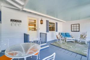 Χώρος καθιστικού στο Vintage Mount Dora Cottage with Screened Porch!