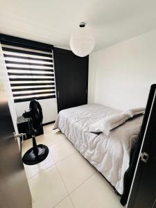 Un dormitorio con una cama y una cámara. en Apartamento en Pereira, en Pereira