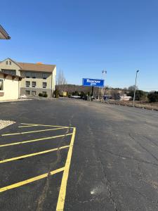 un aparcamiento vacío frente a un edificio en Rodeway Inn, en Zanesville