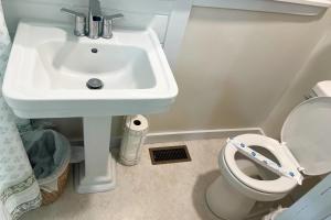 ein Bad mit einem Waschbecken und einem WC in der Unterkunft The Hideaway in Beaufort