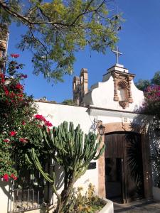 une église avec un cactus devant elle dans l'établissement Antigua Guesthaus Suites, à Guanajuato