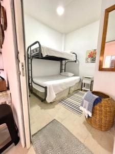 a room with two bunk beds and a basket at Villa familiar Pedro Vicente Maldonado in Pedro Vicente Maldonado