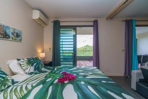 Ein Bett oder Betten in einem Zimmer der Unterkunft Tropical Studio wPool in Faaa