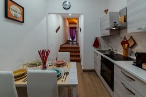 Кухня или мини-кухня в Casa R&R 5' a PIEDI dalla Torre!
