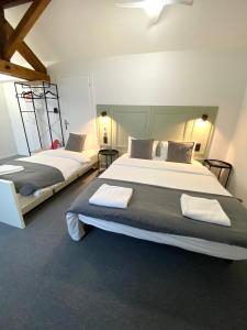 Giường trong phòng chung tại VILLA VLAS - Chambre d'Hôte - Limoges