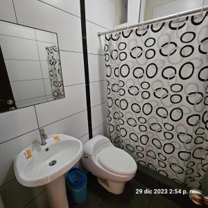 Koupelna v ubytování Hostal La Cascada + 18 fotografií