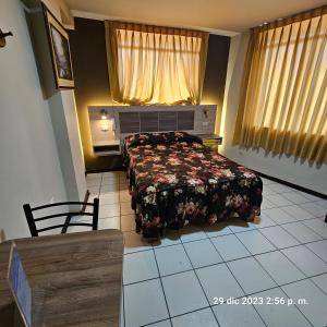Postel nebo postele na pokoji v ubytování Hostal La Cascada