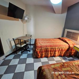 Postel nebo postele na pokoji v ubytování Hostal La Cascada