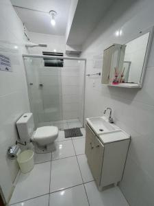 y baño con aseo, ducha y lavamanos. en Pousada Recanto do Norte, en Florianópolis