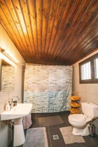 A bathroom at Valtesiniko View