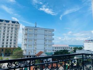 balkon z widokiem na budynek w obiekcie Biển Xanh Hotel w Duong Dong