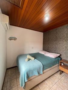 1 dormitorio con 1 cama con techo de madera en Pousada Recanto do Norte, en Florianópolis