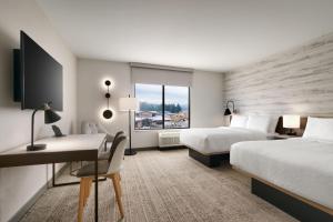 een hotelkamer met 2 bedden en een bureau bij TownePlace Suites by Marriott Show Low in Show Low