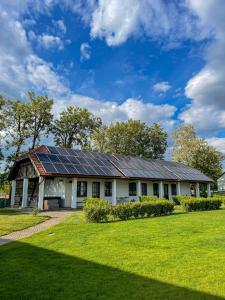 Levelek的住宿－Leveleki Vendégház - Egeres Tanya，屋顶上设有太阳能电池板的房子