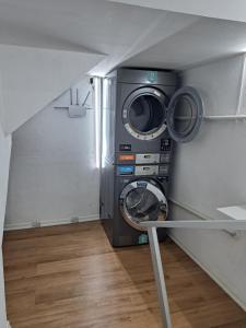 lavadora y secadora en una habitación pequeña con escalera en Apartamento en Torre Del Plata II, en Punta del Este