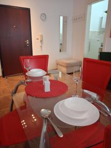 una mesa con dos platos y copas de vino. en Clockwork orange apartment, en Vračar (historical)