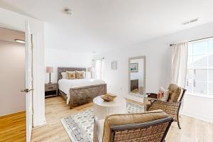 1 dormitorio con 1 cama y sala de estar en Villages of Five Points --- 17279 N Village Main Blvd., en Lewes