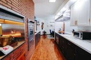 A cozinha ou cozinha compacta de Charming Omaha Retreat - Near Zoo & Downtown home