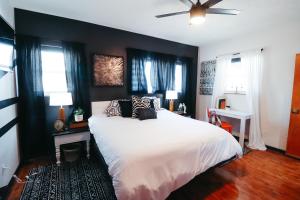 Cama ou camas em um quarto em Charming Omaha Retreat - Near Zoo & Downtown home