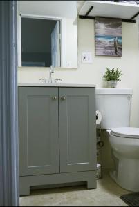 een badkamer met een wastafel en een toilet bij La Kaí in Saint Albans