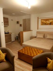 una camera con un letto e un divano di Kličković a Sombor